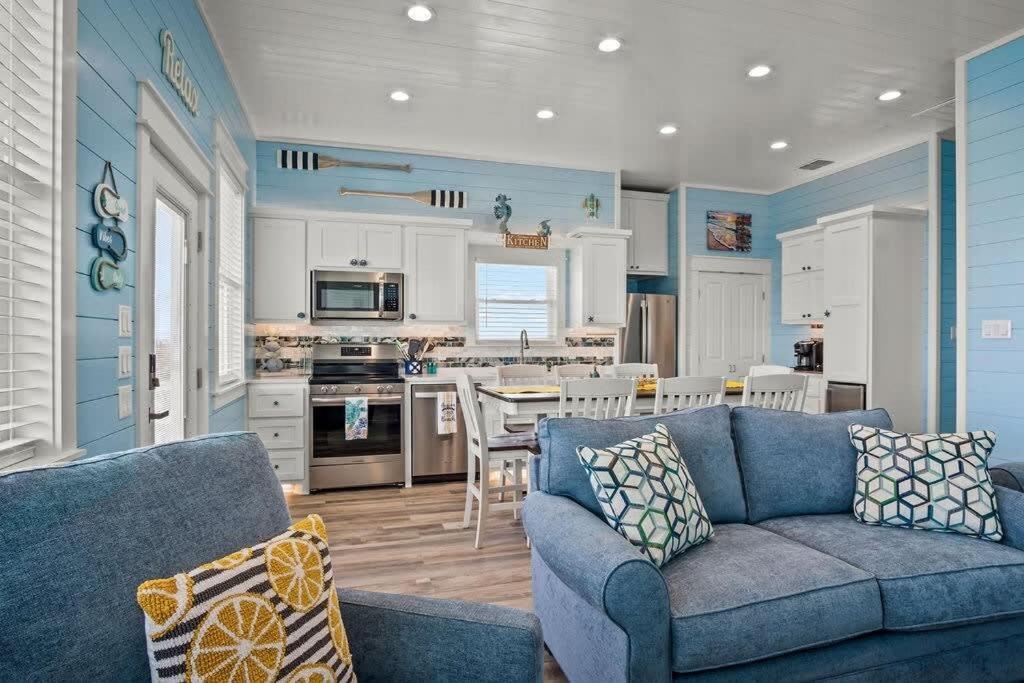 Boardwalk Private Pool Golf Cart Friendly Holiday home *